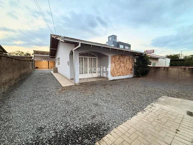 <strong>Casa com 3 Quartos (1 Suíte) + Edícula em Terreno Amplo</strong>