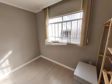 <strong>Casa de esquina para locação no centro</strong>