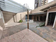 <strong>Casa de esquina para locação no centro</strong>