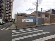 <strong>Casa de esquina para locação no centro</strong>