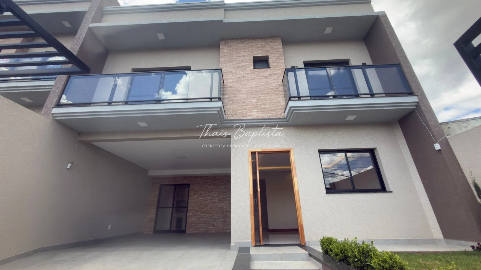 Sobrado Médio Padrão 3 Suítes à Venda - Jardim Carvalho