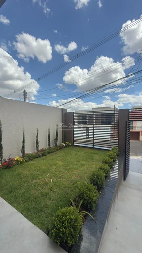 Sobrado Médio Padrão 3 Suítes à Venda - Jardim Carvalho