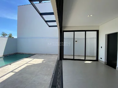 <strong>Casa de luxo em condomínio: 3 quartos, 3 suítes, 3 salas, 4</strong>