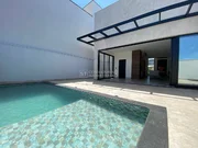 <strong>Casa de luxo em condomínio: 3 quartos, 3 suítes, 3 salas, 4</strong>