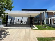 <strong>Casa de luxo em condomínio: 3 quartos, 3 suítes, 3 salas, 4</strong>