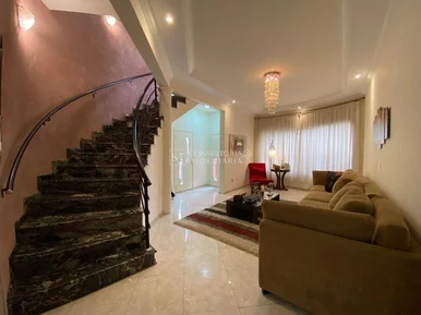 <strong></strong>&nbsp;<small>(3 dormit&oacute;rios sendo 1 su&iacute;te)</small>