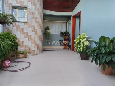 <strong></strong>&nbsp;<small>(6 dormit&oacute;rios sendo 2 su&iacute;tes)</small>