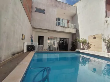 <strong></strong>&nbsp;<small>(3 dormit&oacute;rios sendo 3 su&iacute;tes)</small>