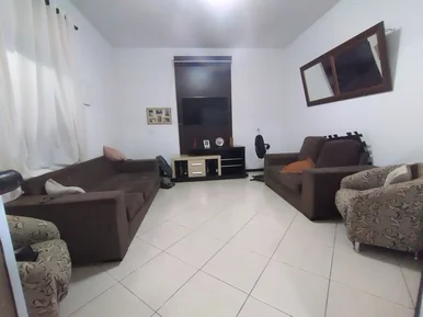 <strong></strong>&nbsp;<small>(4 dormit&oacute;rios sendo 1 su&iacute;te)</small>