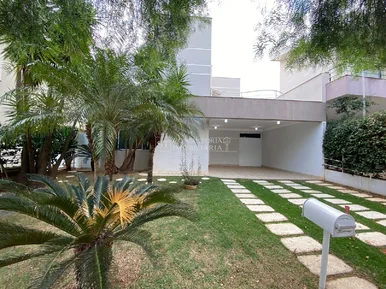 <strong></strong>&nbsp;<small>(3 dormit&oacute;rios sendo 3 su&iacute;tes)</small>