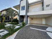 <strong>Casa de Luxo em Condomínio: 3 quartos, 1 suite, 2 salas, 4 b</strong>