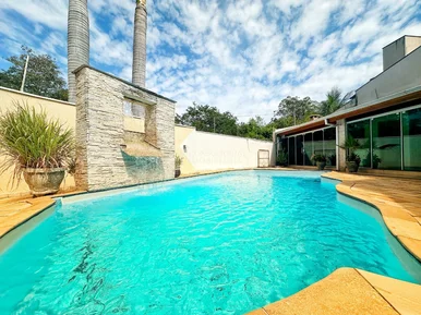 <strong></strong>&nbsp;<small>(3 dormit&oacute;rios sendo 1 su&iacute;te)</small>