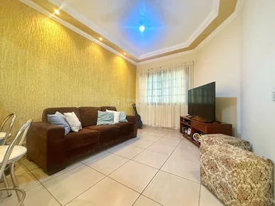 <strong></strong>&nbsp;<small>(3 dormit&oacute;rios sendo 1 su&iacute;te)</small>