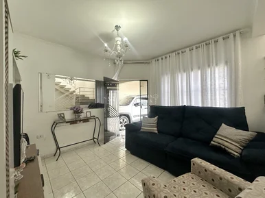 <strong></strong>&nbsp;<small>(2 dormit&oacute;rios sendo 2 su&iacute;tes)</small>