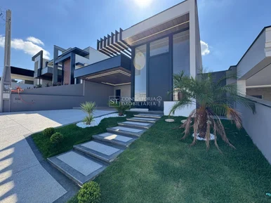 <strong>Imóvel em Condomínio - Casa com 3 suítes e 4 vagas no Jardim</strong>