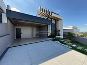 <strong>Imóvel em Condomínio - Casa com 3 suítes e 4 vagas no Jardim</strong>