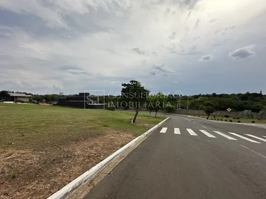 <strong>Terreno de Esquina Condominio Fazenda Santa Lucia</strong>
