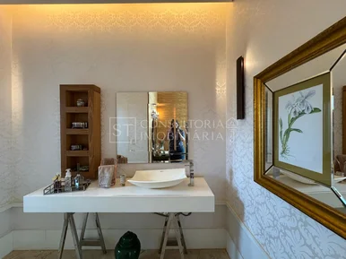 <strong>Casa em Condomínio</strong>&nbsp;<small>(5 dormit&oacute;rios sendo 5 su&iacute;tes)</small>