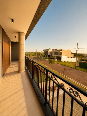 <strong>Sobrado em Condominio</strong>&nbsp;<small>( sendo 3 su&iacute;tes)</small>