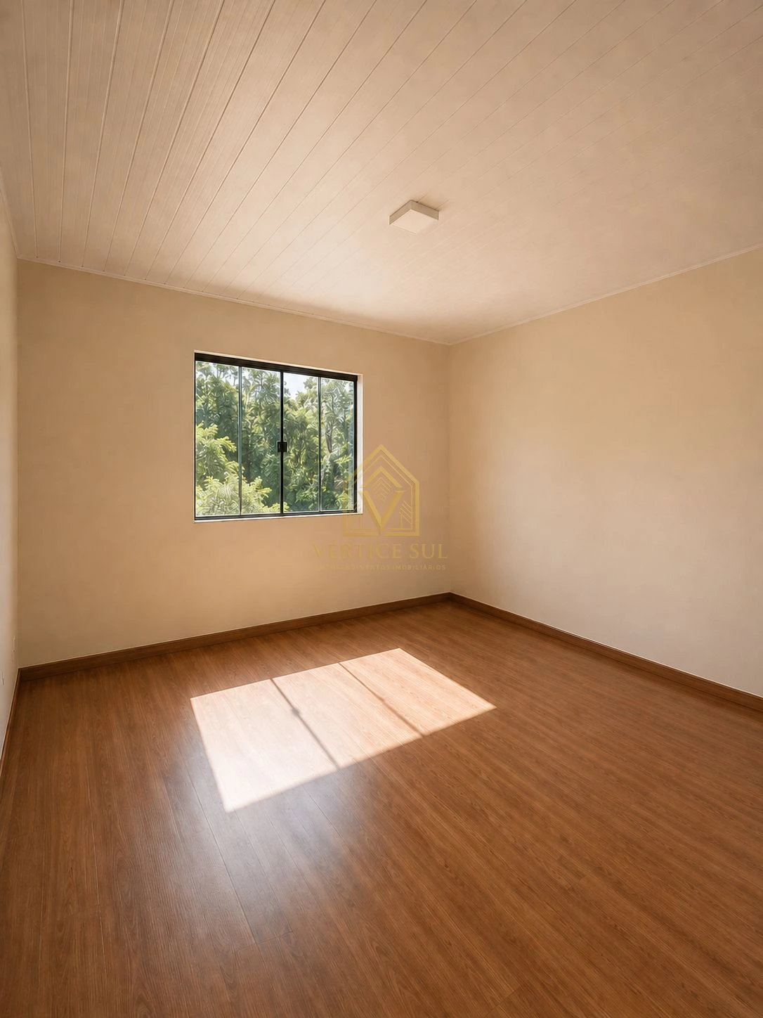 Casa Recém Reformada + Terreno Amplo De 360m²!