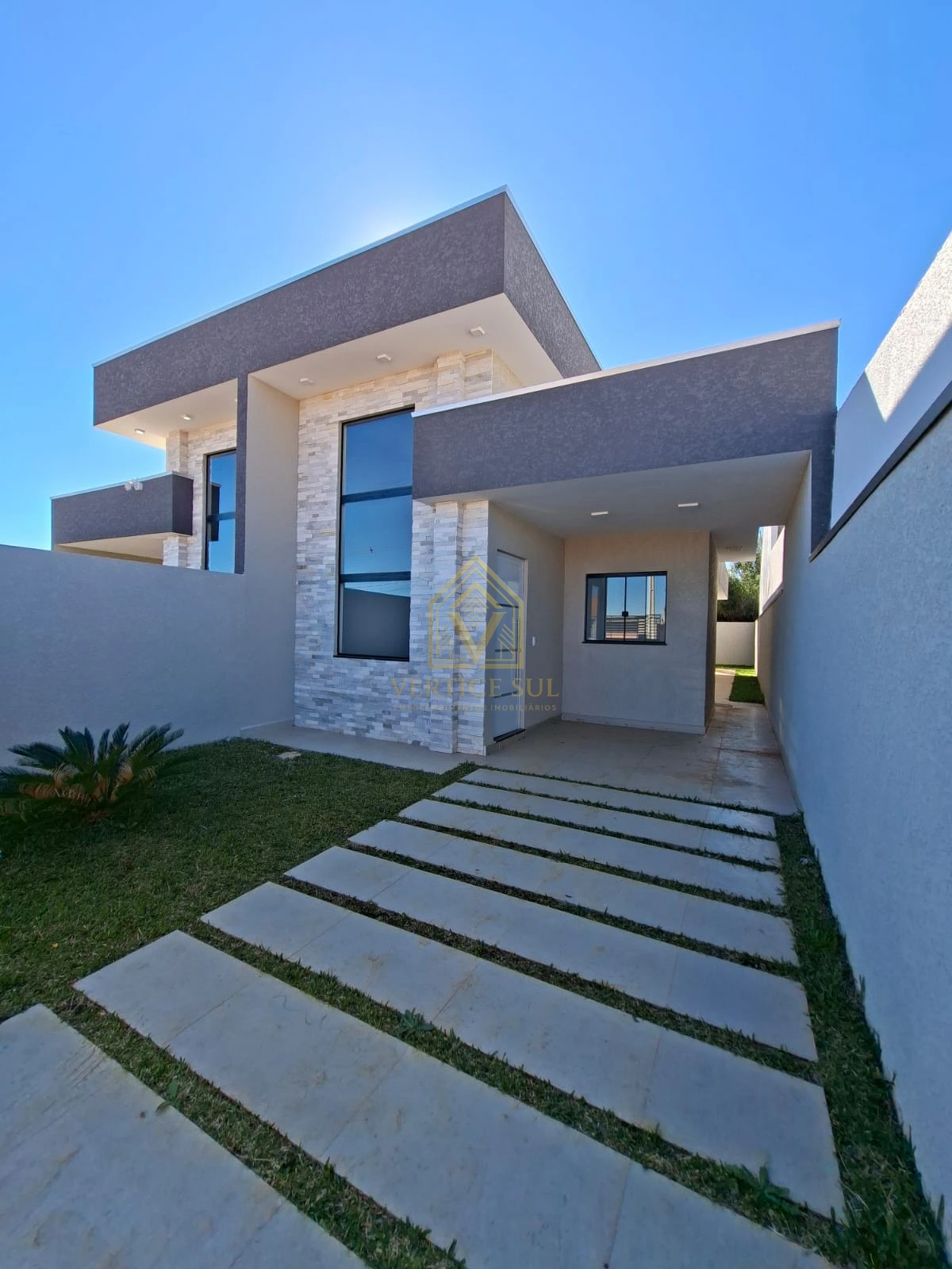 Casa Moderna Com 3 Quartos E Excelente Espaço De Terreno!