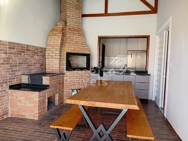 Residência Com Piscina - Bairro Contorno