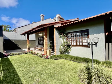 Residência Semimobiliada Com Amplo Terreno E Edícula - órfãs