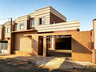 <strong>Sobrado Semimobiliado com Piscina - Ronda</strong>