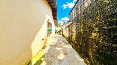 Residência Térrea Com Amplo Terreno - Uvaranas