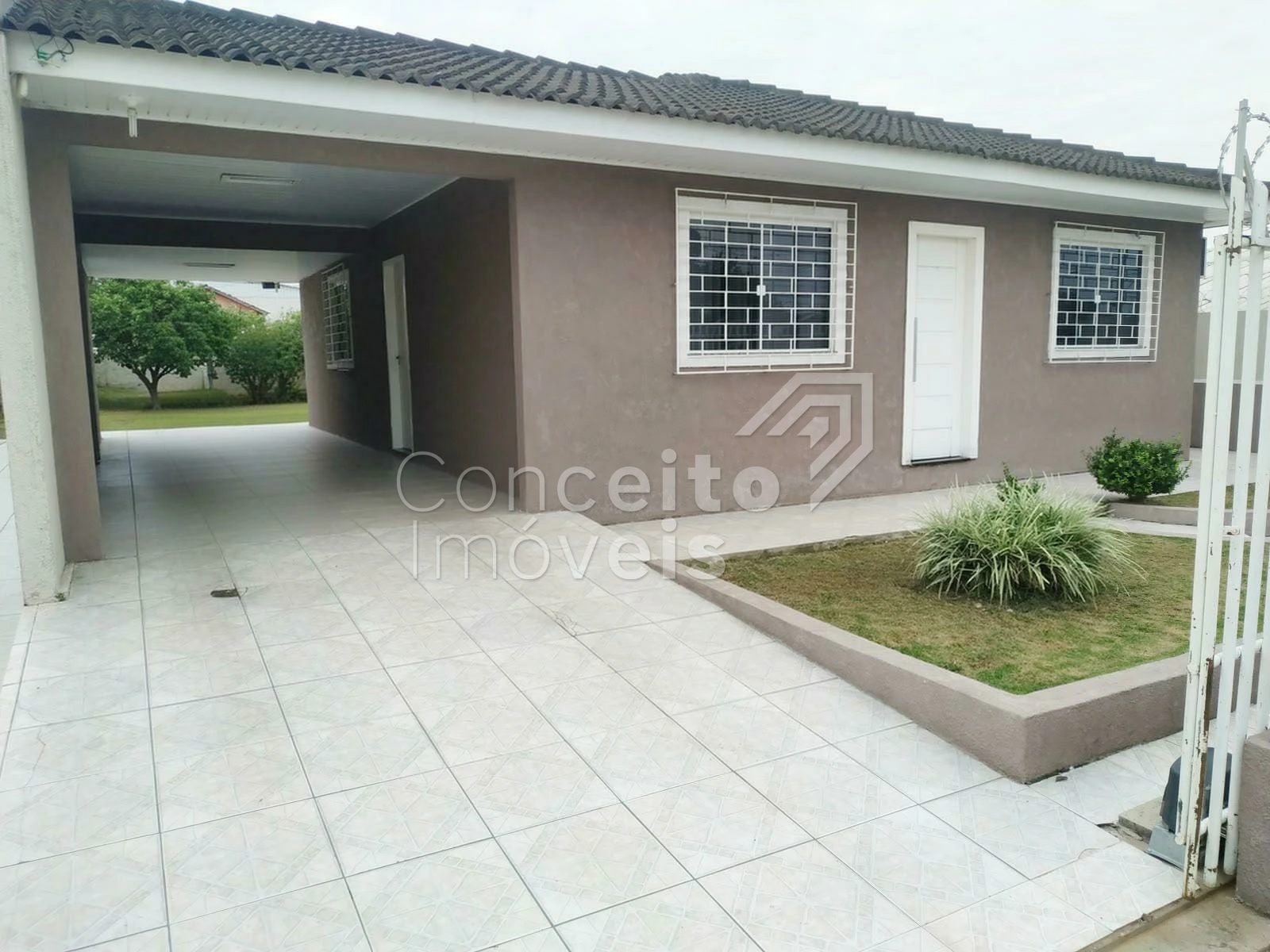 Residência Semimobiliada Com Amplo Terreno - Cipa