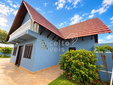 Sobrado Semimobiliado Estilo Chalé Com Piscina - Jardim Carvalho