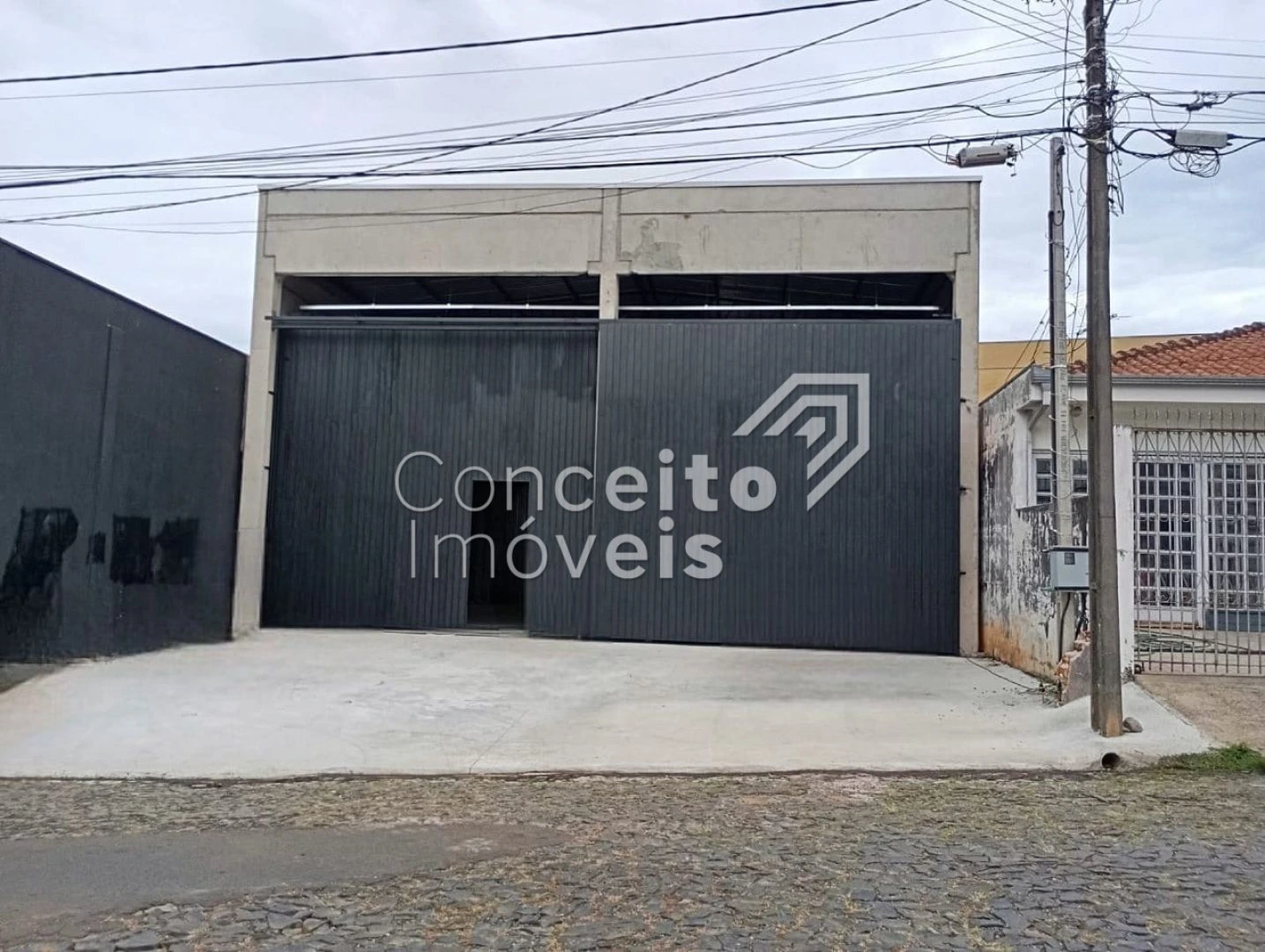 Barracão Comercial Com 232 M² -  Contorno
