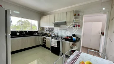 Residência Com Amplo Quintal - Oficinas