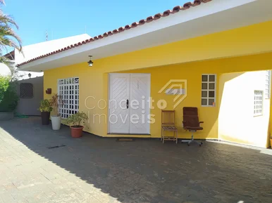 <strong>Casa com piscina - Oficinas</strong>