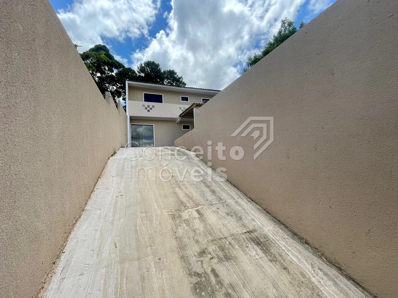 Sobrado Com Amplo Terreno - Contorno