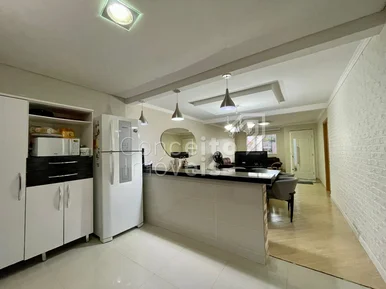 Residência Com Amplo Terreno - Contorno