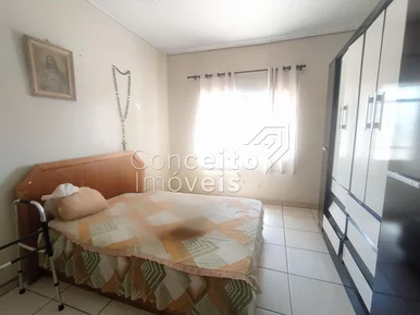 Casa Com Amplo Terreno - Uvaranas