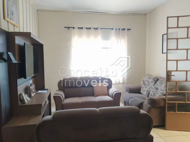 Casa Com Amplo Terreno - Uvaranas