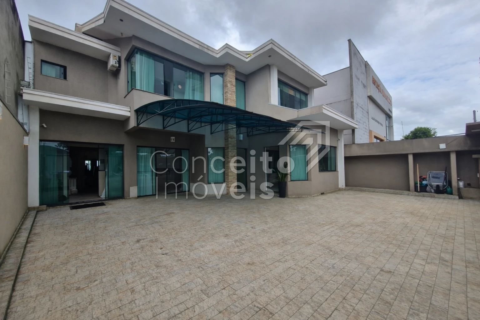 Sobrado Semimobiliado Com Salão Comercial- Oficinas