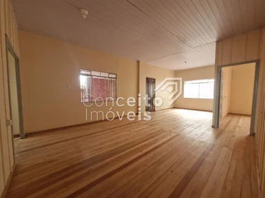 Residência Com Amplo Terreno - Olarias