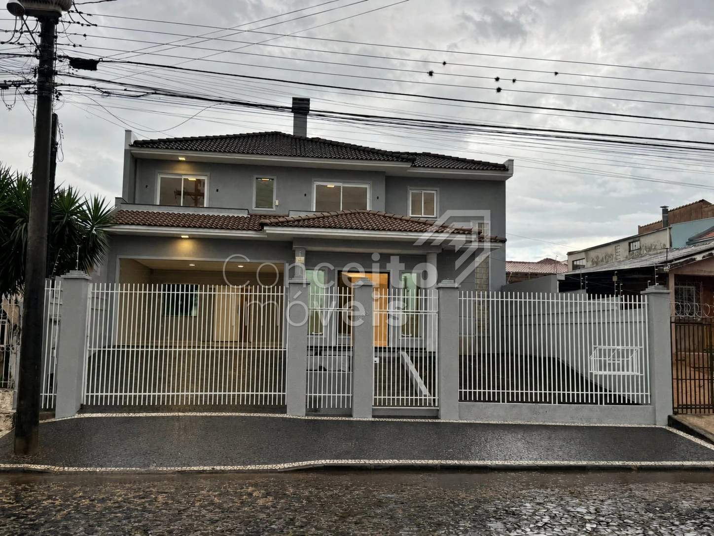 Residência De Alto Padrão Com Piscina - Uvaranas