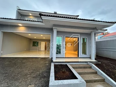 Residência De Alto Padrão Com Piscina - Uvaranas