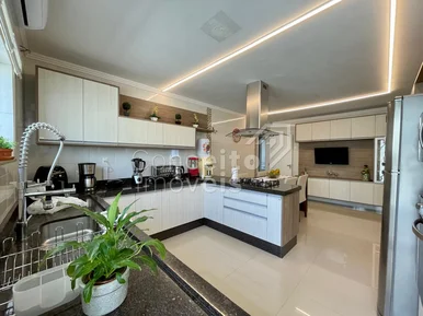 Residência Alto Padrão Com Piscina - órfãs
