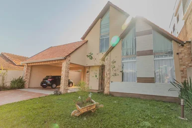 <strong>Casa à venda 5 Quartos, 4 Suites, 3 Vagas, 400M², Uvaranas, </strong>