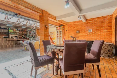 Casa à Venda 5 Quartos, 4 Suites, 3 Vagas, 400m², Uvaranas