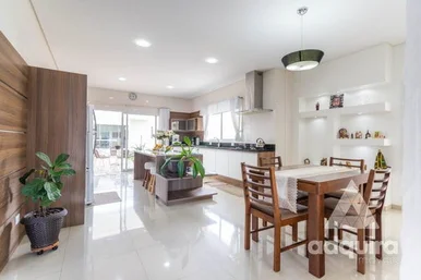 Casa à Venda 3 Quartos, 2 Suites, 5 Vagas, 525m², Uvaranas