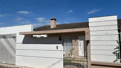 <strong>Sobrado à venda, contendo 3 quartos (sendo 1 suíte), no bair</strong>