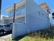 <strong>Sobrado à venda, com 2 quartos e sala comercial, em Balneári</strong>
