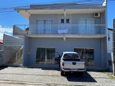 <strong>Sobrado à venda, com 2 quartos e sala comercial, em Balneári</strong>