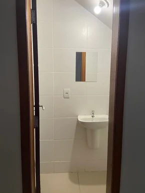 Sobrado à Venda Contendo 2 Quartos, 1 Banheiro, 1 Lavabo, Contorno